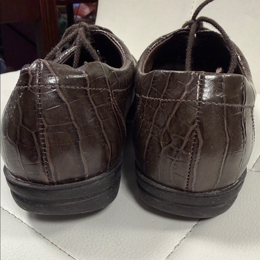 Easy Spirit Chocolate Crocodile Texture Oxfords - Picture 6 of 8
